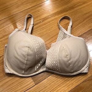 Victoria’s Secret incredible plunge bra size 34DD.